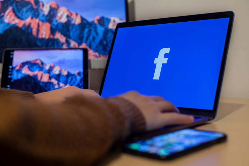 facebook na monitorze komputera